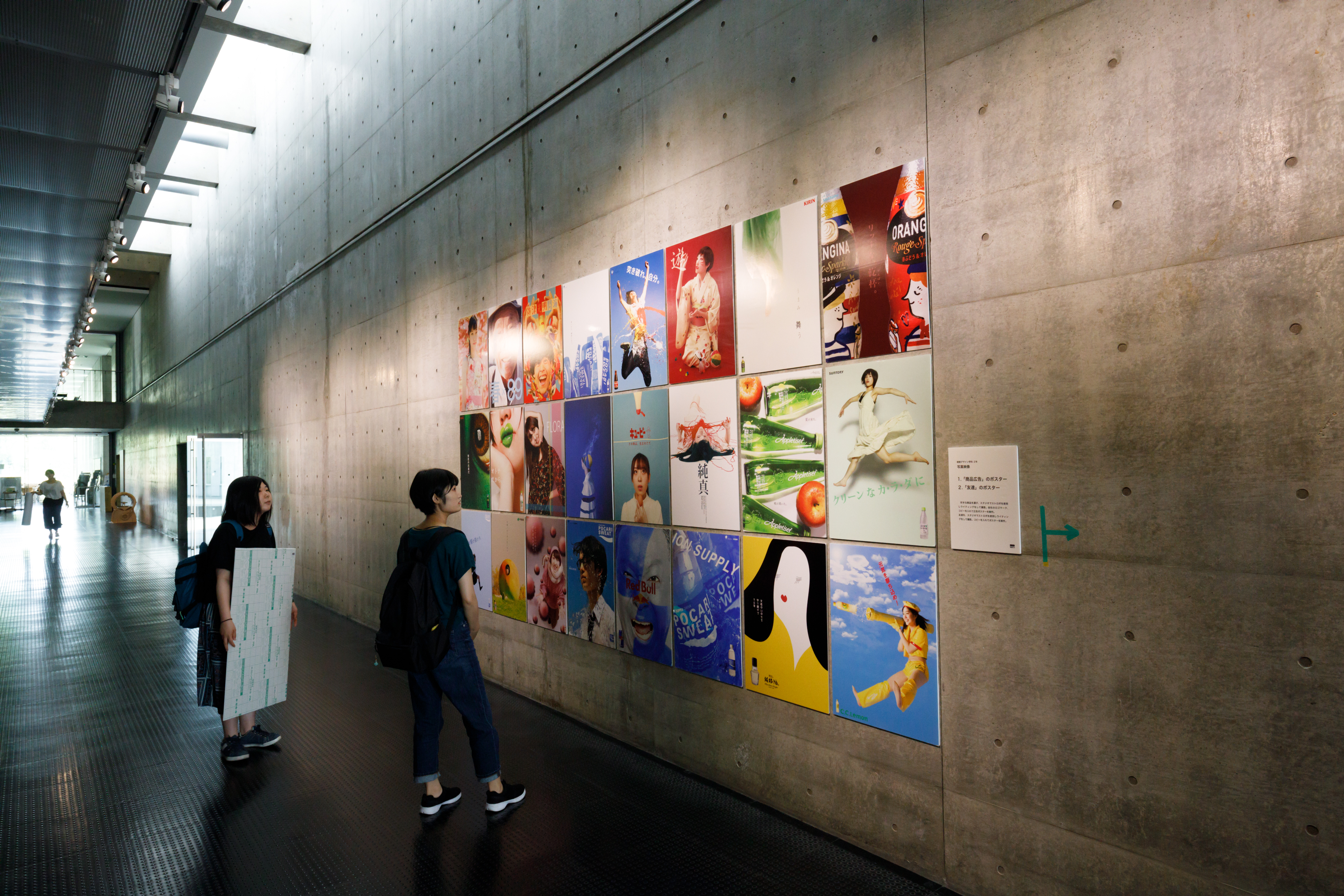 ポスターと学生